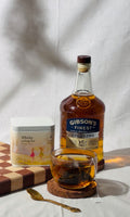 Whisky Oolong Tea tea bags with brewed tea and whisky bottle. 